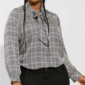 Torrid Studio Bubble Satin Bow Tie Blouse Size 5 (28)